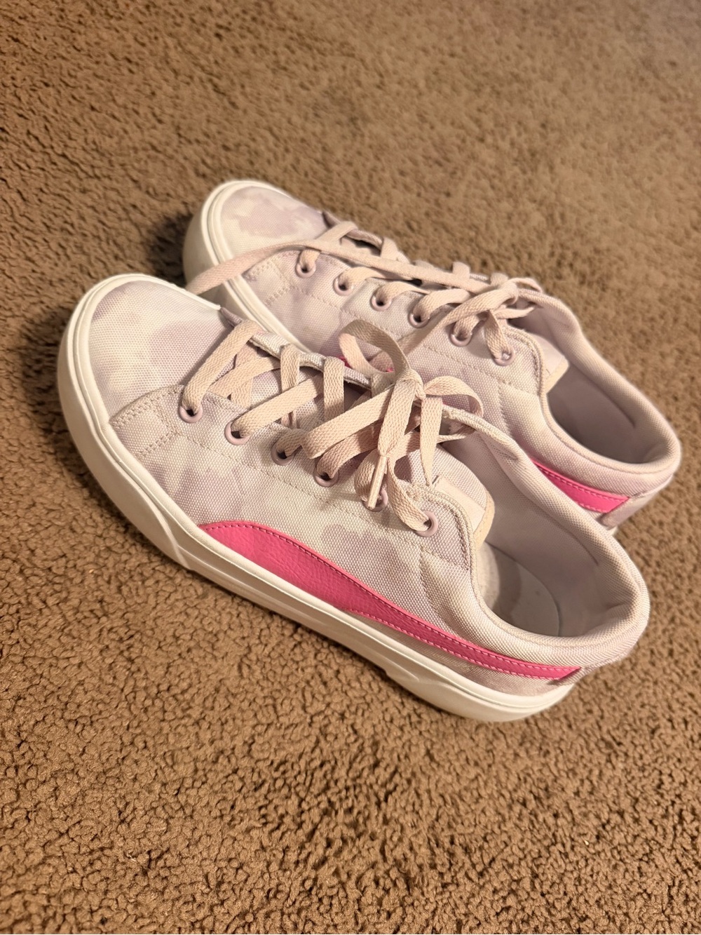 PUMA Women’s 8.5 Pink Canvas Platform Sneakers